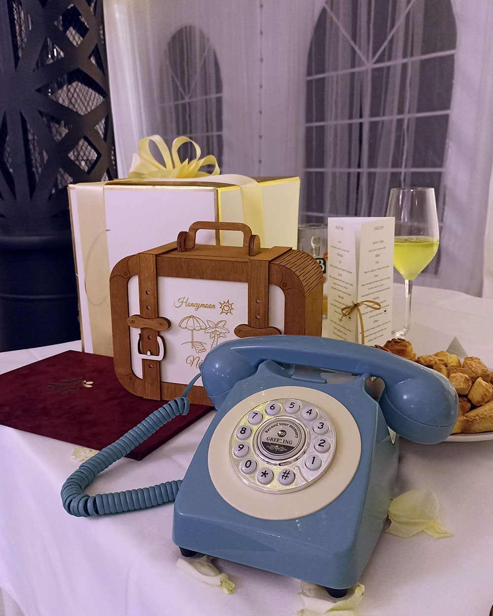 Telefonos vendégkönyv esküvőre kék színben